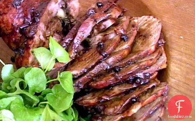 मेमने के पैर को डार्क बीयर, शहद और अजवायन के फूल के साथ भूनें