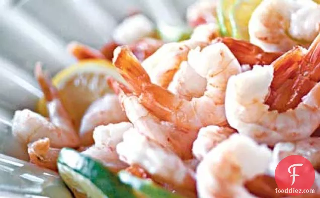 रेमूलेड सॉस और मसालेदार कॉकटेल सॉस के साथ उबला हुआ झींगा