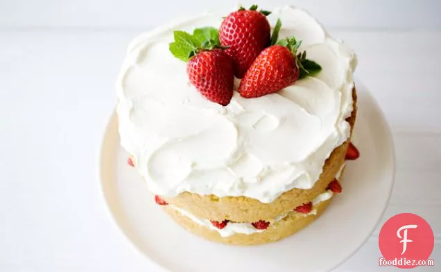 व्हाइट चॉकलेट स्ट्रॉबेरी केक
