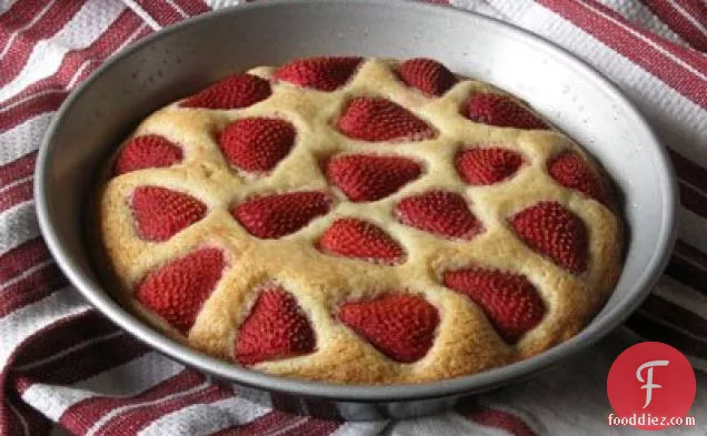 सरल स्ट्रॉबेरी केक