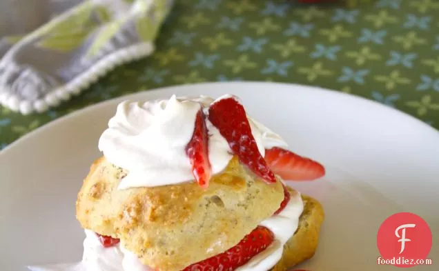 व्हीप्ड क्रीम के साथ शाकाहारी स्ट्रॉबेरी शॉर्टकेक