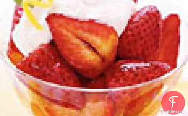 व्हीप्ड मस्करपोन पनीर के साथ बाल्समिक स्ट्रॉबेरी