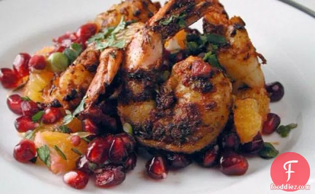 अनार-नारंगी साल्सा के साथ काला झींगा