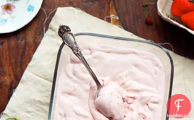 भुना हुआ स्ट्रॉबेरी छाछ आइसक्रीम