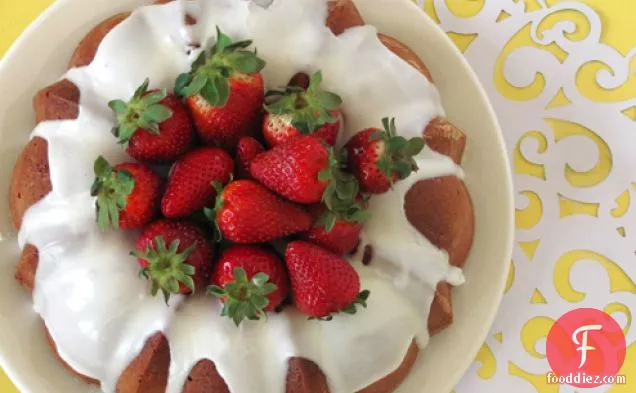 स्ट्रॉबेरी कौलिस के साथ पाउंड केक