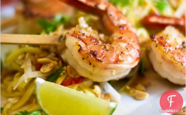 हरे पपीते और आम के सलाद के साथ ग्रिल्ड झींगा