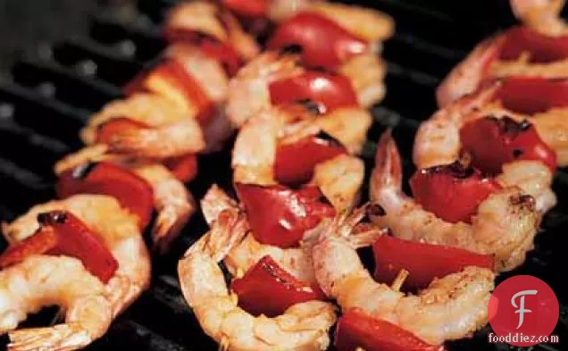 मलाईदार मूंगफली की चटनी के साथ इंडोनेशियाई झींगा ऊबाना