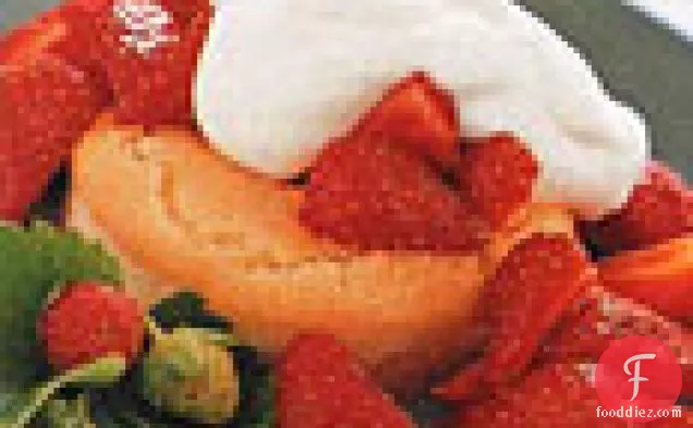 वेनिला-नारंगी सिरप के साथ स्ट्रॉबेरी शॉर्टकेक