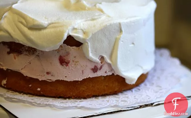 स्ट्रॉबेरी वेनिला आइसक्रीम केक