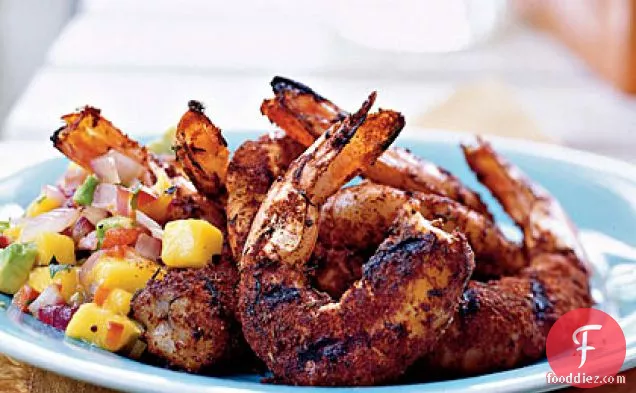 ग्रील्ड प्याज, एवोकैडो और मैंगो साल्सा के साथ जर्क झींगा