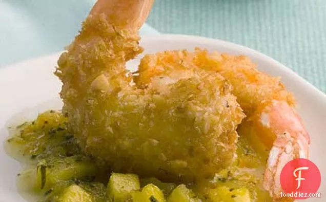 गर्म उष्णकटिबंधीय साल्सा के साथ नारियल मैकाडामिया झींगा