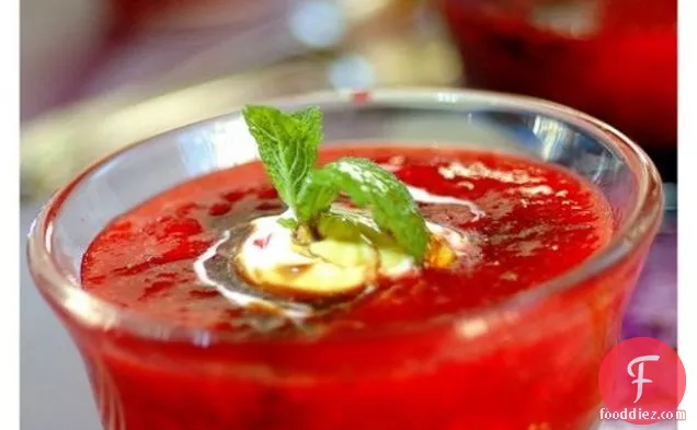 पुदीना और बाल्समिक के साथ स्ट्रॉबेरी सूप