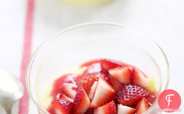 स्ट्रॉबेरी और वेनिला-स्वाद वाले कस्टर्ड के वेरिन