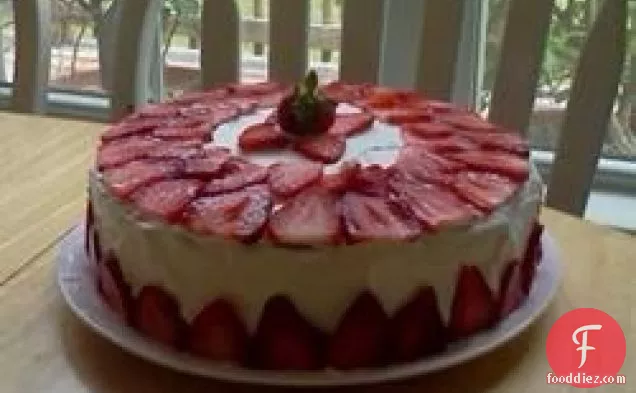 ट्रिपल स्ट्रॉबेरी केक