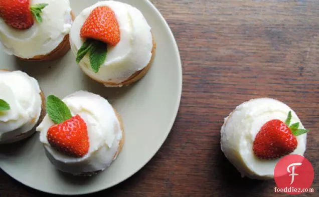 Strawberry Cupcakes With Mascarpone Frosting