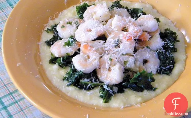 केल और पोलेंटा के साथ नींबू लहसुन झींगा स्कैम्पी