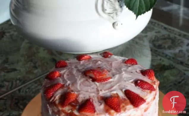 Vanilla Cake With Strawberry Cream Frosting