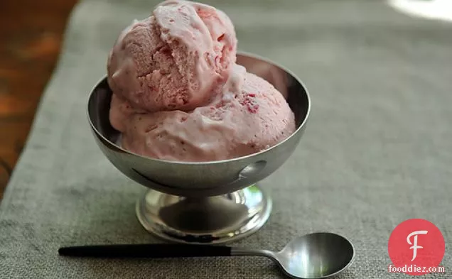 स्ट्रॉबेरी-सौंफ़ आइसक्रीम