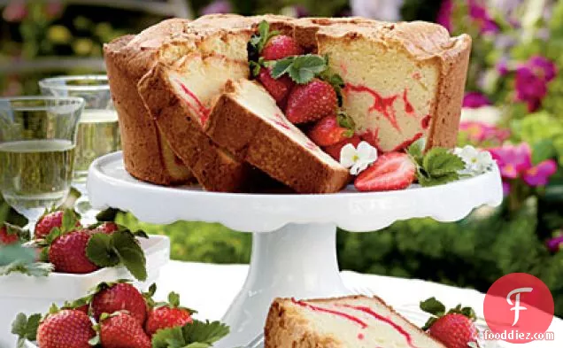 स्ट्रॉबेरी भंवर क्रीम पनीर पाउंड केक