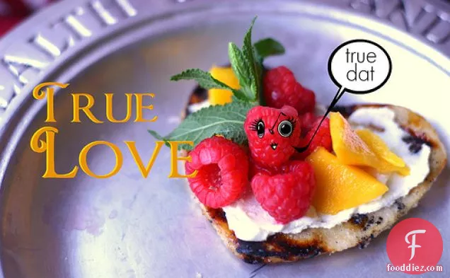 हनीड वेनिला मस्करपोन के साथ कारमेल ग्रिल्ड टोस्टडा हार्ट्स