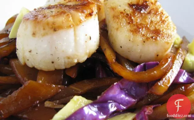 कार्मेलाइज्ड मैंगो स्लाव के साथ कटा हुआ स्कैलप्स