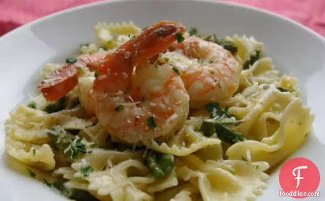 शतावरी और पास्ता के साथ झींगा