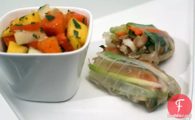 येलो चिली स्प्रिंग रोल और ट्रॉपिकल फ्रूट सलाद