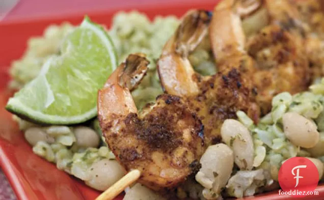 मिर्च और चूने ग्रील्ड झींगा अनुभवी सफेद सेम और चावल के साथ