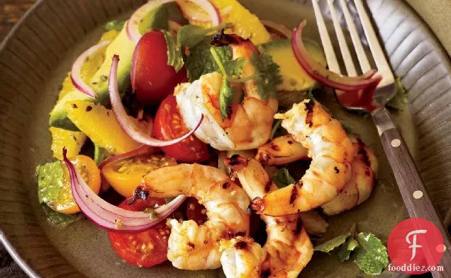 माँ के एवोकैडो और नारंगी सलाद के साथ ग्रील्ड झींगा