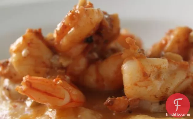 साधारण रात्रिभोज: धुएँ के रंग का झींगा और भुना हुआ चेरी टमाटर और बकरी पनीर के साथ जई का आटा