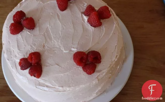रास्पबेरी बटरक्रीम के साथ लेमन बर्थडे केक