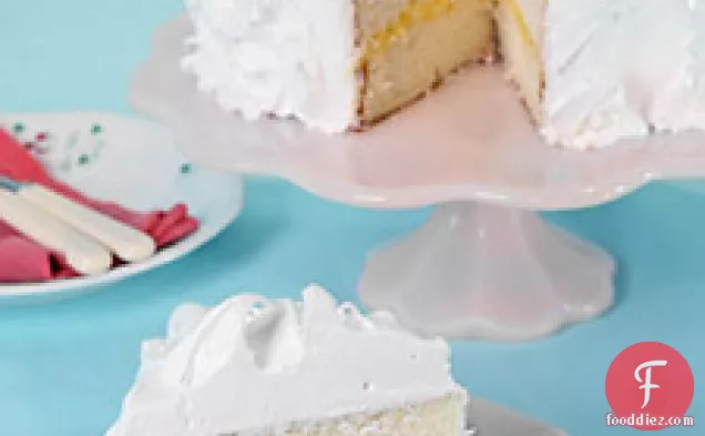 नींबू दही भरने के साथ सफेद परत केक
