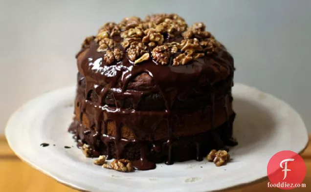 मेपल ग्लेज़ेड अखरोट के साथ चॉकलेट केला जन्मदिन का केक