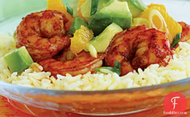 नारंगी और एवोकैडो सालसा के साथ पपरिका झींगा