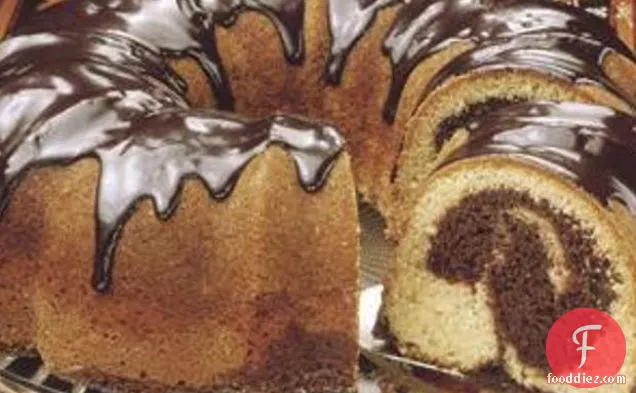 चॉकलेट सिरप भंवर केक