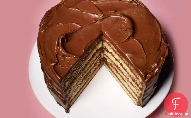 चॉकलेट-खट्टा क्रीम फ्रॉस्टिंग के साथ पीली परत केक