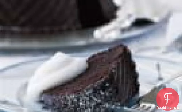 खट्टा क्रीम-चॉकलेट बंडल केक