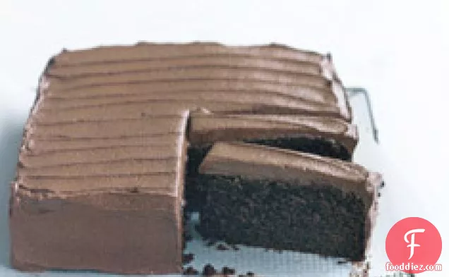 चॉकलेट बटरक्रीम के साथ क्लासिक चॉकलेट केक