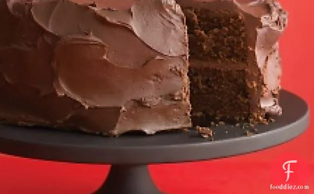 गनाचे फ्रॉस्टिंग के साथ डार्क-चॉकलेट केक