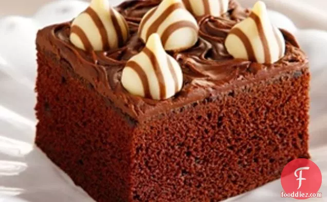 हर्षे के गले और चुंबन कैंडी चॉकलेट केक