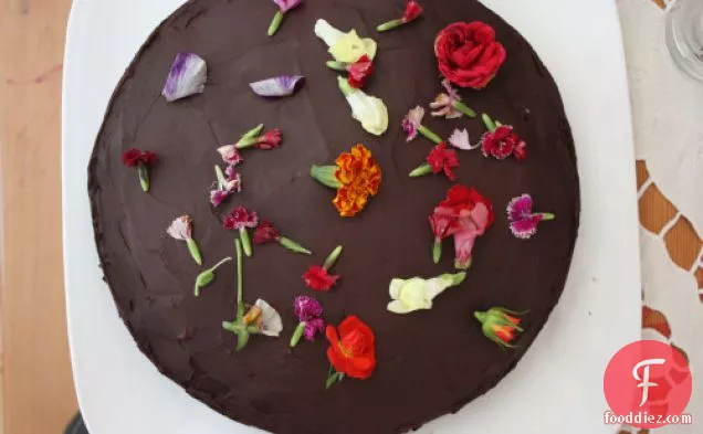 बिटरस्वीट चॉकलेट गनाचे के साथ विशालकाय चॉकलेट केक