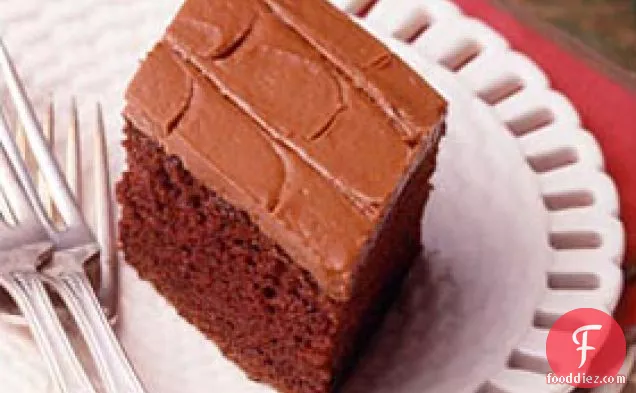 चॉकलेट बटरक्रीम के साथ चॉकलेट केक