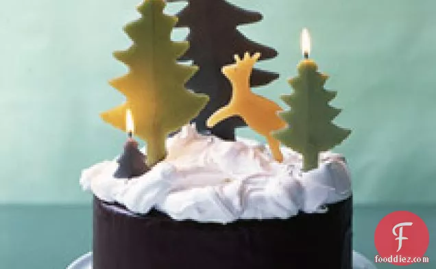बर्फीली मेरिंग्यू के साथ चॉकलेट केक