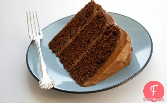 ट्रिपल लेयर चॉकलेट केक