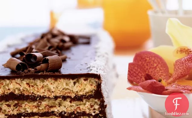 ट्रिपल-लेयर चॉकलेट मैकरून केक