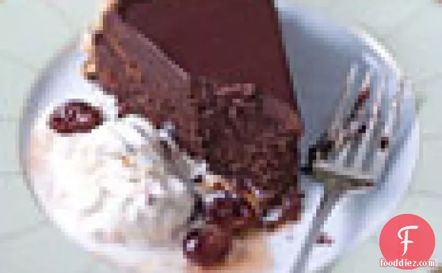 टोस्टेड हेज़लनट्स और ब्रांडेड चॉकलेट के साथ आटा रहित चॉकलेट केक