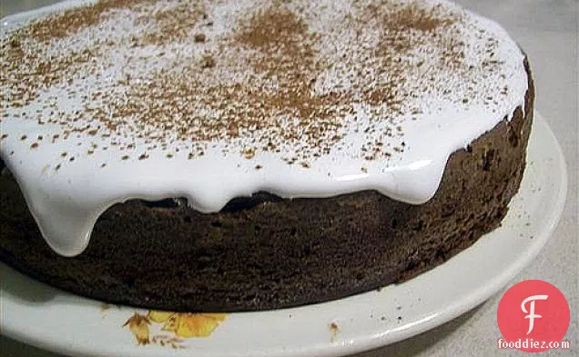 सात मिनट मार्शमैलो फ्रॉस्टिंग के साथ चॉकलेट डेविल डॉग केक