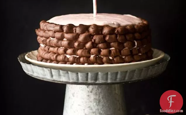 स्ट्रॉबेरी क्रीम चीज़ फ्रॉस्टिंग और सस्ता के साथ चॉकलेट ब्लैकआउट केक