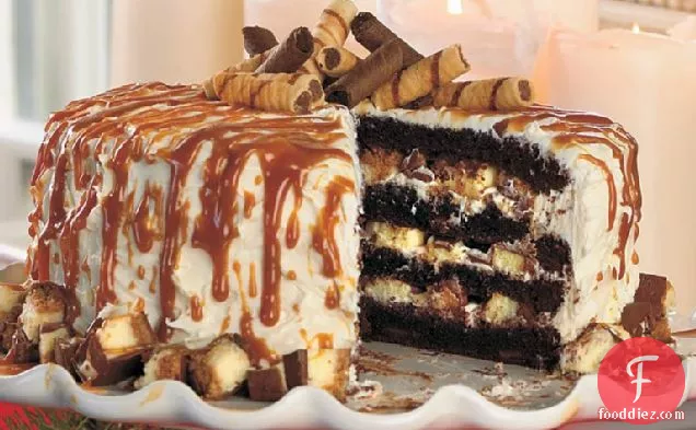 चीज़केक-भरवां डार्क चॉकलेट केक
