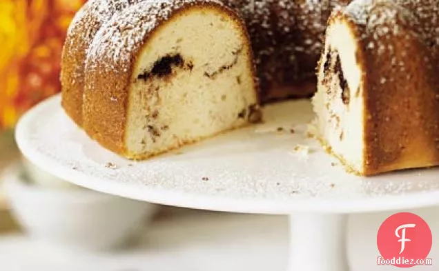 खट्टा क्रीम-हेज़लनट बंड केक